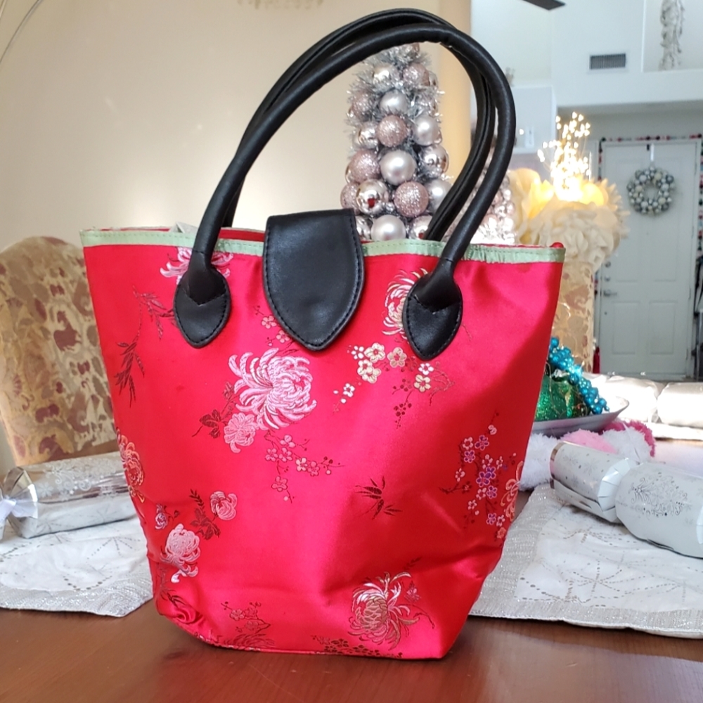 Yans Red Handbag with Green Details and Leather Handles
